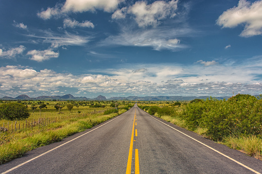 Caminhão em estrada para distribuição nacional